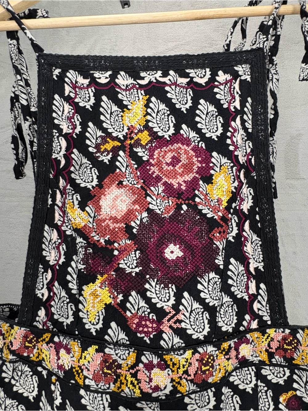 Anthropologie Black Patterned Wide-Leg Bib Jumpsuit with Floral Accents - Picture 4 of 12